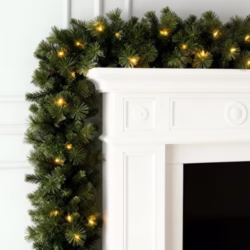 GloBrite 2.7M Christmas Garland with 40 Warm White LED Lights (280 Tips) - Pre-Lit Fireplace Garland Christmas Decoration, Battery-Powered Christmas Garlands for Home Decoration Christmas & More